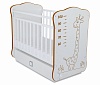 HA2411001-6 Кровать детская СКВ-4 с маятником и ящиком,опуск.планка,накладка ПВХ,рисунок корич Жираф,белый